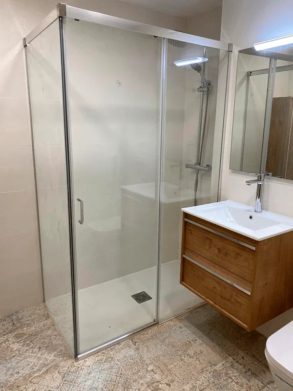 Mampara y mueble de lavabo, fotografía de un trabajo de Riverducha