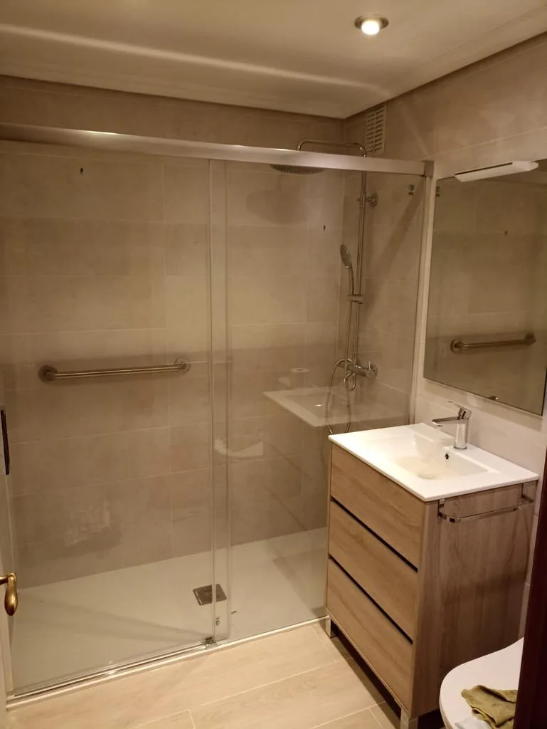 Baño reformado por Riverducha con ducha y mampara de vidrio